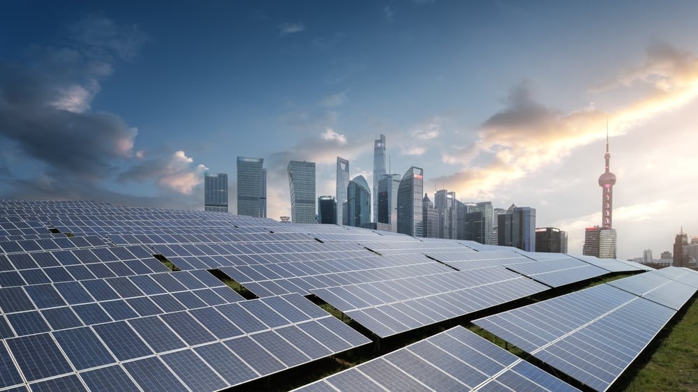 Paisaje urbano moderno con paneles solares y rascacielos bajo un cielo dramático